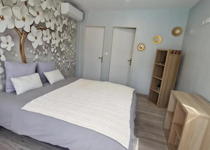 Les Restanques De Camélie Maison d'hôtes 3*